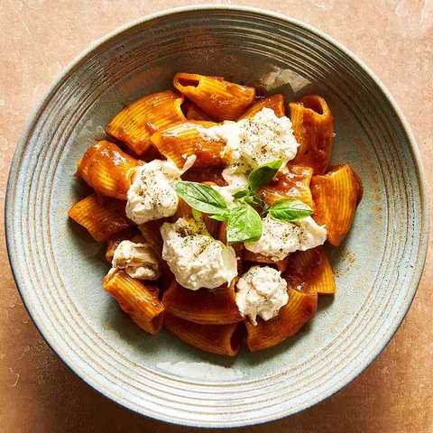 Rigatone al huevo, con salsa pomodoro rosso y burrata fresca — La Mafia se sienta a la mesa