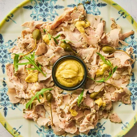 Antipasto di porchetta asada con hierbas silvestres. 'Street food' italiano — La Mafia se sienta a la mesa