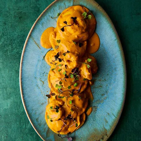 Grandi cappelli de pollo de corral y ciruela en salsa del chef con gambón — La Mafia se sienta a la mesa