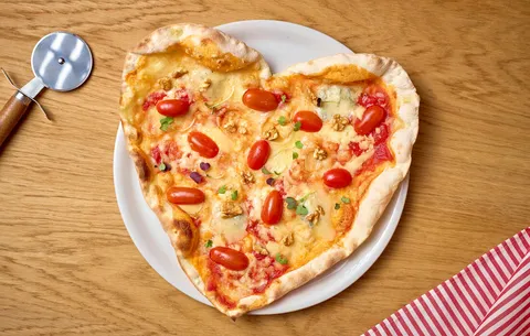 Pizza Gorgonzola e nocci — La Tagliatella