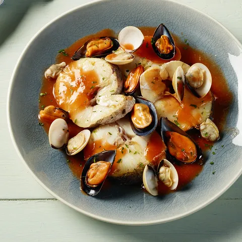 Bacalao en salsa de mariscos — Muerde la Pasta