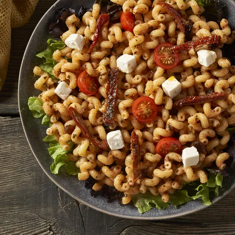 Ensalada de pesto rojo y queso feta — Muerde la Pasta