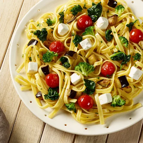 Tagliatelle verdi con verdure — Muerde la Pasta