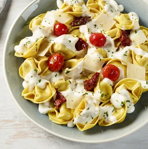 Tortellini di formaggio con crema di formaggio — Muerde la Pasta