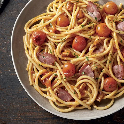 Bucatini all’amatriciana — Muerde la Pasta