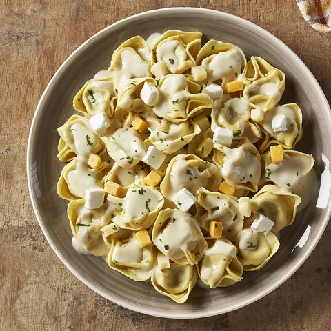 Tortellini di formaggio con salsa ai 7 formaggi — Muerde la Pasta