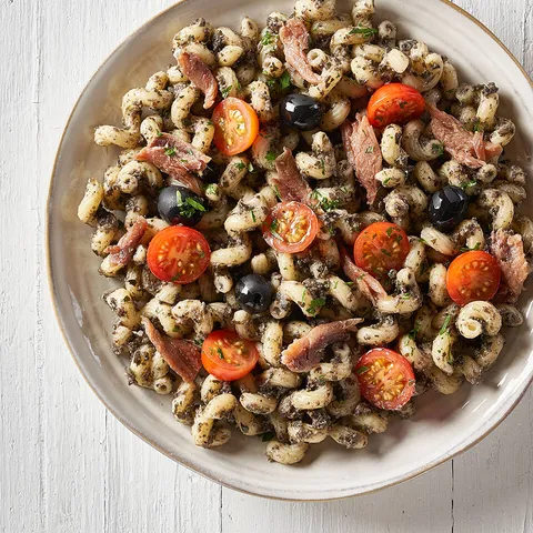 Riccioli con olive nere, pomodori arrostiti e sardine — Muerde la Pasta