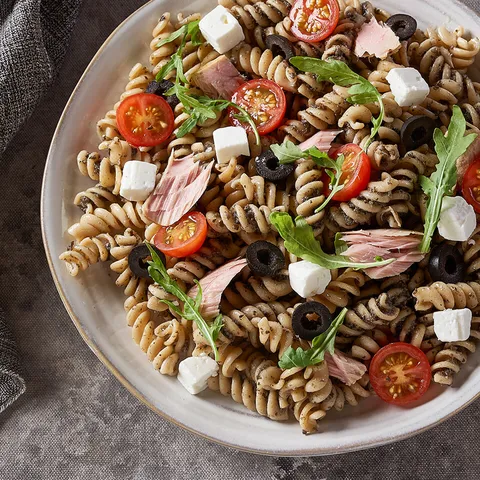Ensalada integral con pesto negro — Muerde la Pasta