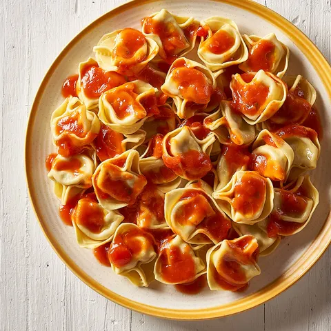 Tortellini al brasato con salsa napoletana — Muerde la Pasta