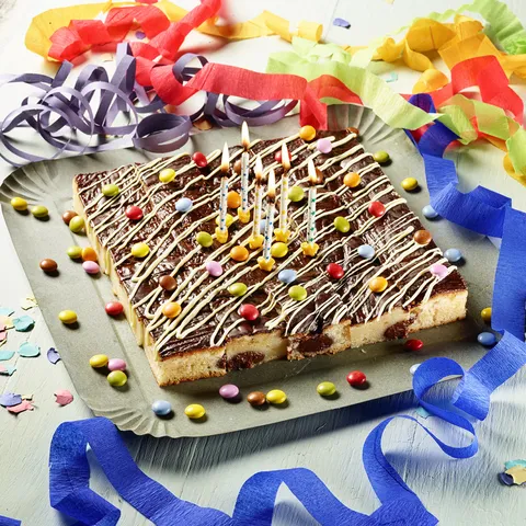 Tarta cumpleaños lacasitos — Muerde la Pasta