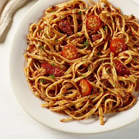 Tagliatelle al pesto rosso — Muerde la Pasta