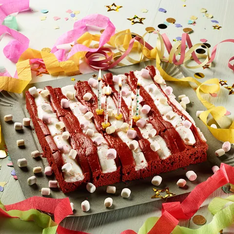 Tarta cumpleaños red velvet — Muerde la Pasta
