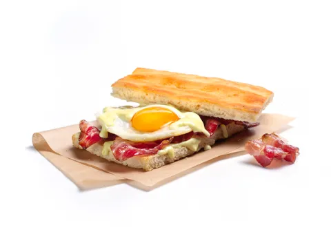 Focaccia Huevo Benedict con Bacon — Rodilla