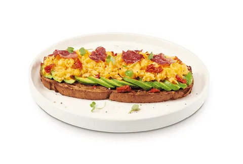 Tostada de aguacate, huevo revuelto y paleta ibérica — VIPS