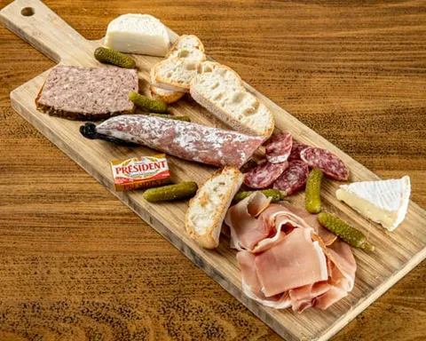 Planche de charcuteries et fromages — Au Bureau