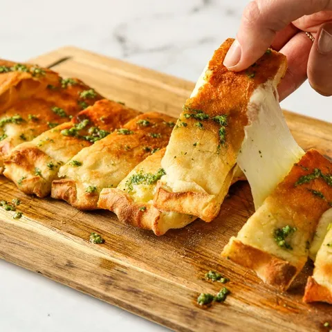 Calzone mozzarissimo - Pesto Vert — Del Arte