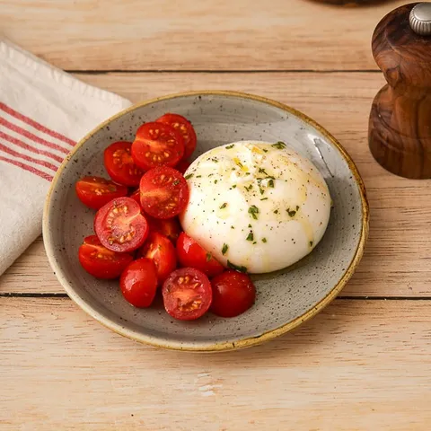 Assiette de burrata et tomates cerises — Del Arte