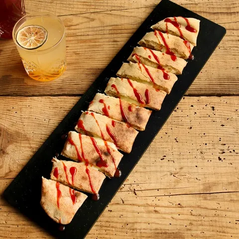 Calzone mozzarissimo - Sauce piquante Firelli ® — Del Arte