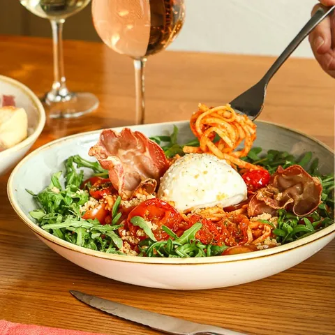 Insalata coppa e linguine — Del Arte