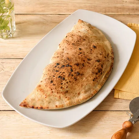 Calzone 4 formaggi — Del Arte