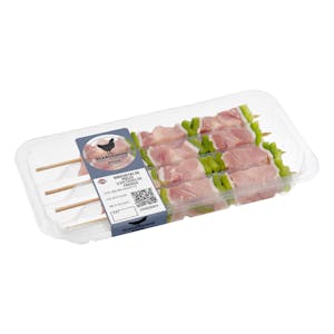Brochetas de pollo, pimiento verde y tocino de cerdo con varilla