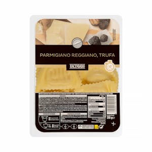 Pasta fresca medialunas rellenas de parmigiano reggiano y trufa