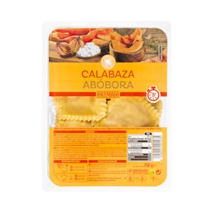 Pasta fresca ravioli rellena de calabaza con cebolla
