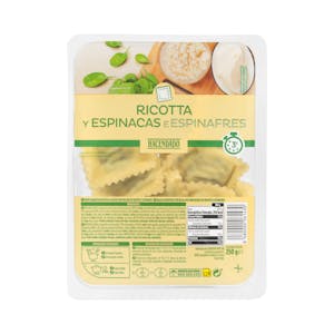 Pasta fresca ravioli rellena de ricotta y espinacas